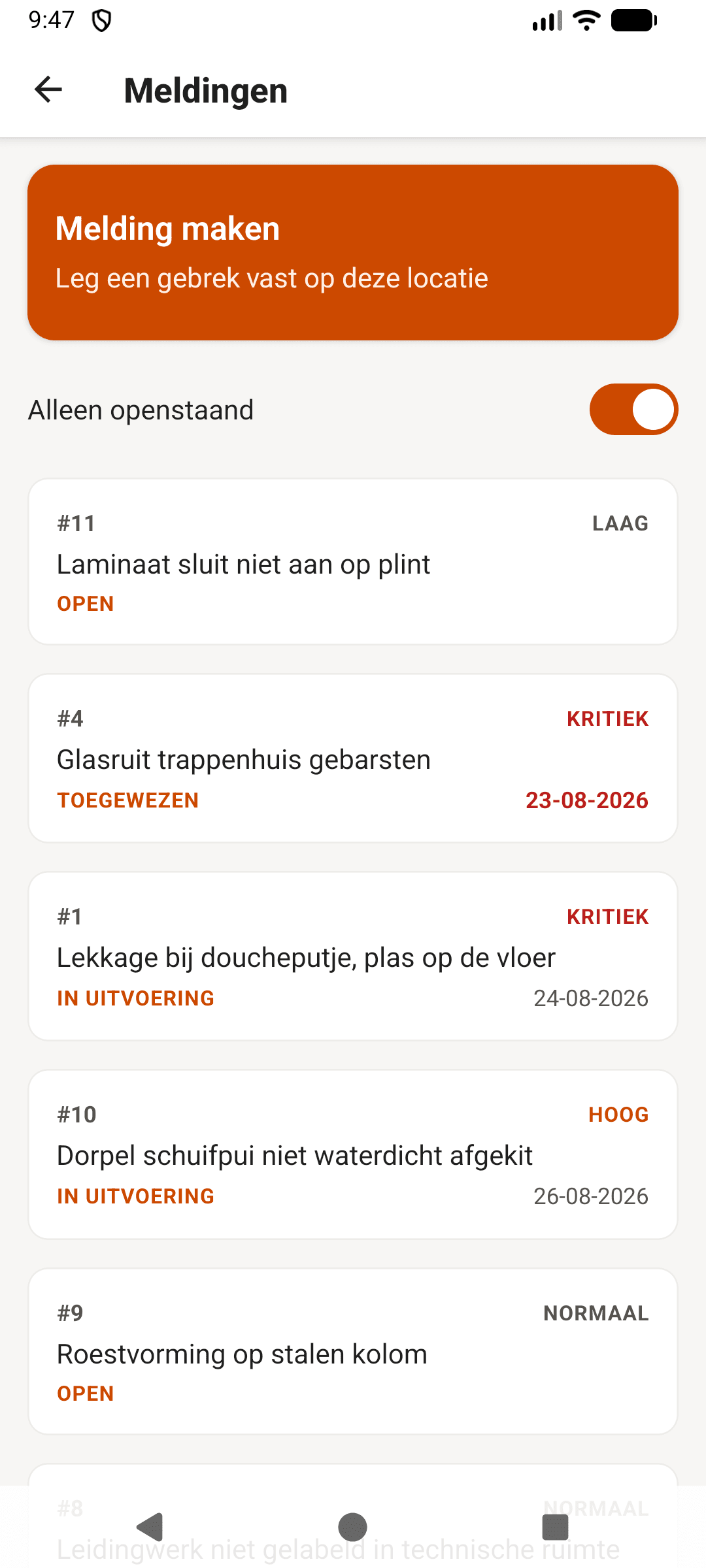 Een lijst met meldingen, elk met een nummer, een prioriteit en de status open.